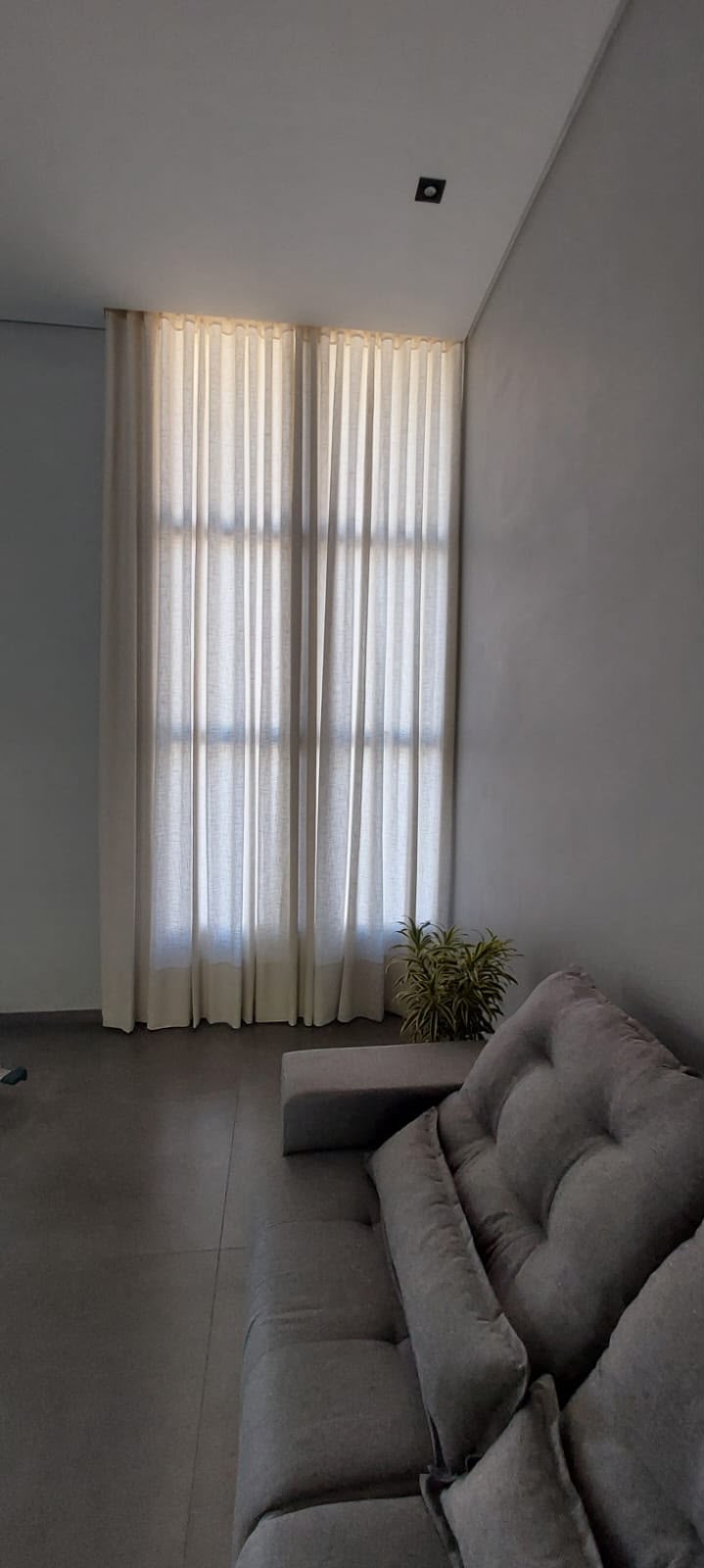 Cortina modelo wave com ondas uniformes.